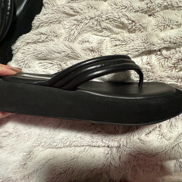 New without tags or box black Gianni Bini flip flops - Picture 3 of 5